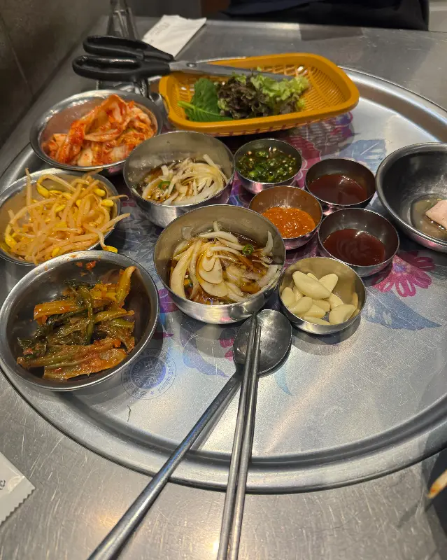 다양한 쌈 채소와 밑반찬