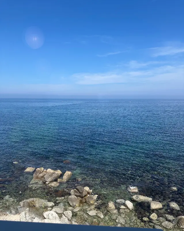 카페에서 보이는 탁 트인 바다 풍경