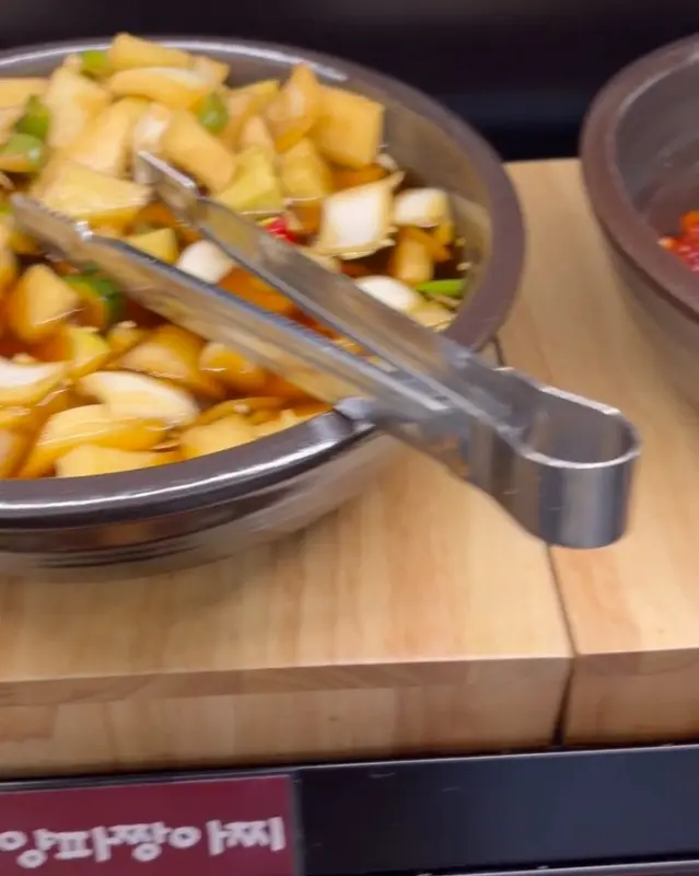 신선한 야채와 쌈 재료가 가득한 셀프바