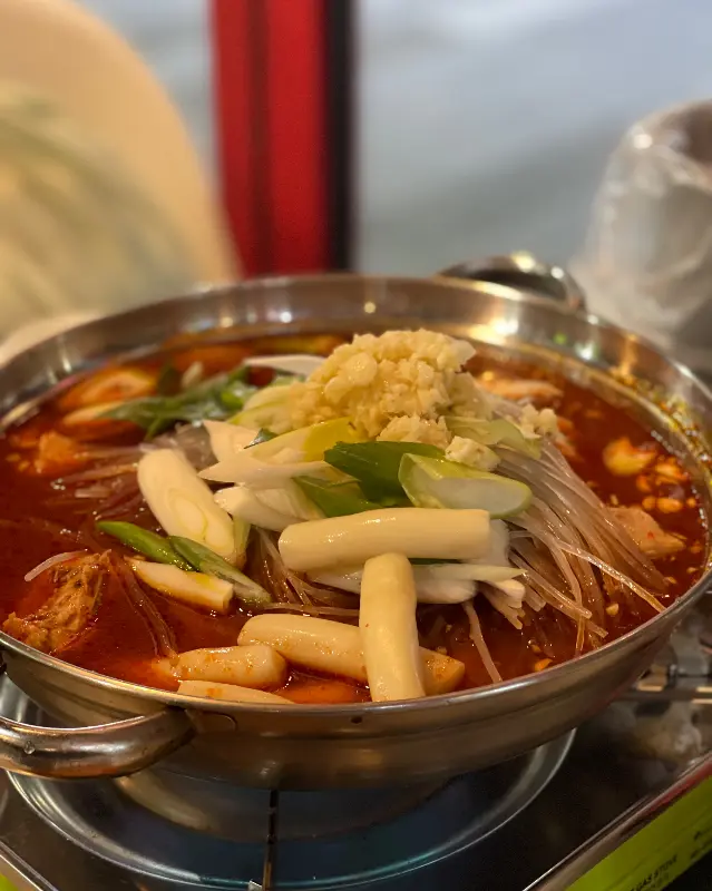 푸짐한 양과 깊은 맛을 자랑하는 닭볶음탕