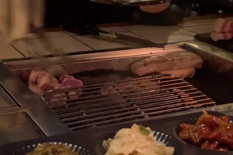 숯불 위에서 익어가는 흑돼지