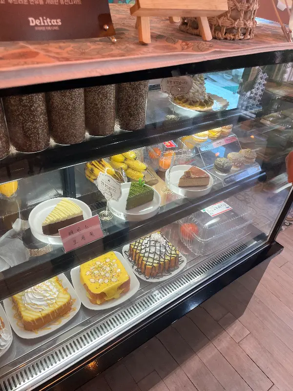 쇼케이스 안의 다양한 디저트