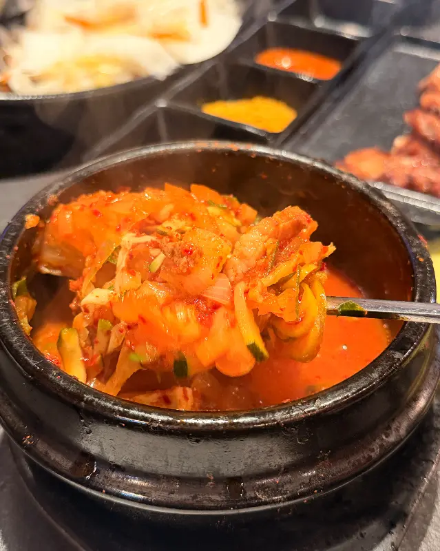 김치찌개의 모습. 돼지고기가 듬뿍 들어가 있어 푸짐하다.