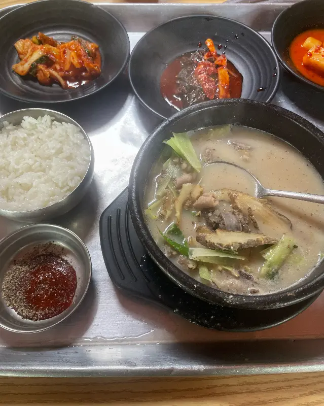 쟁반 위의 더덕순대국 한 상