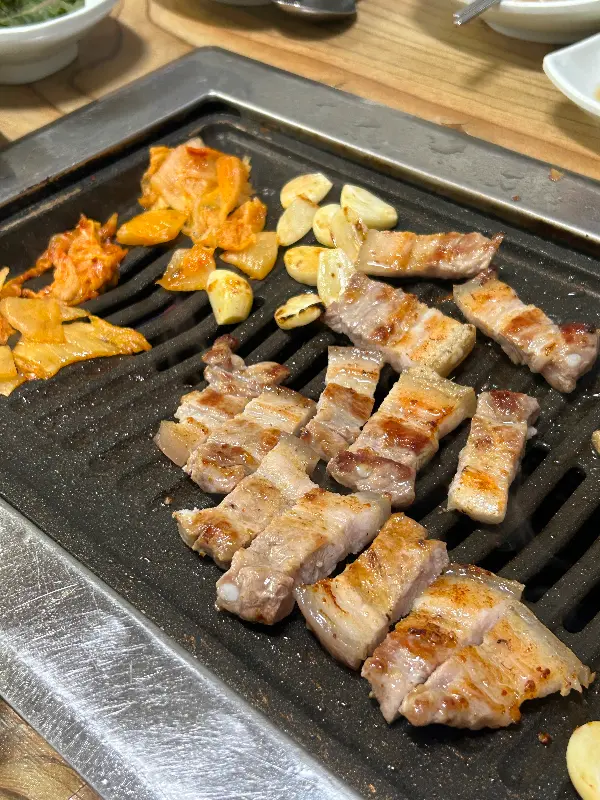 노릇하게 구워진 김치와 마늘