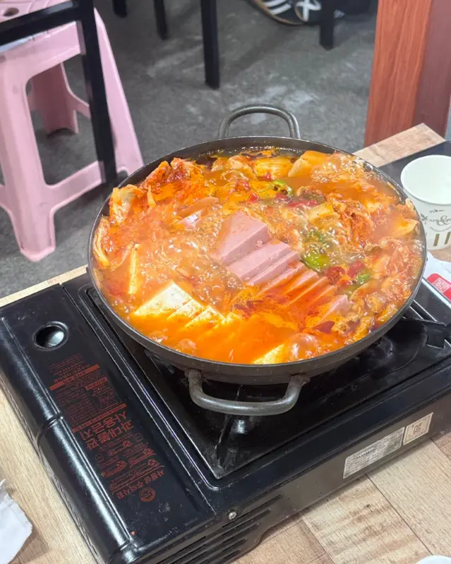 보글보글 끓고 있는 김치찌개
