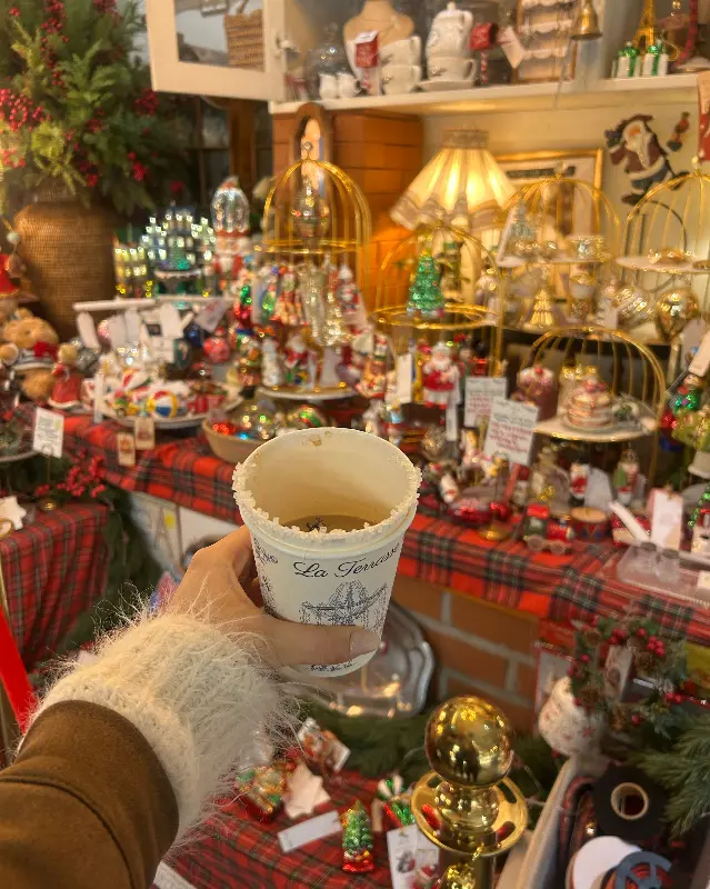 크리스마스 분위기가 물씬 풍기는 카페 내부