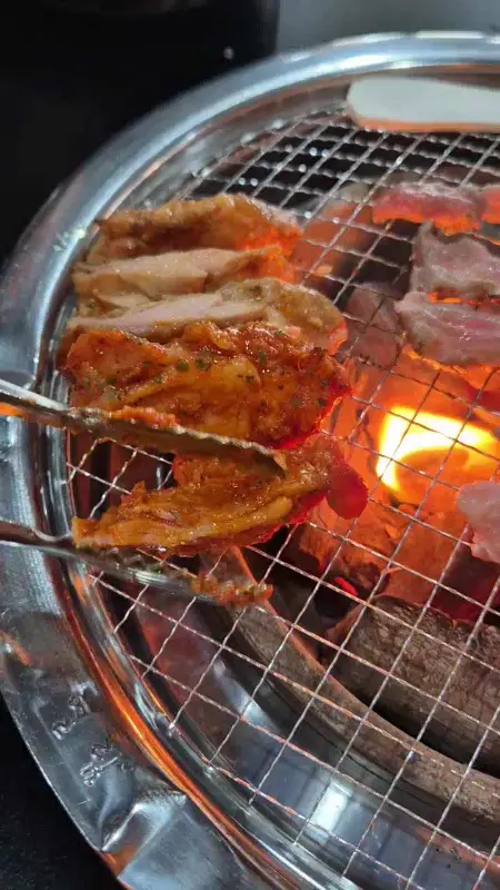 숯불 위에서 맛있게 익어가는 닭갈비
