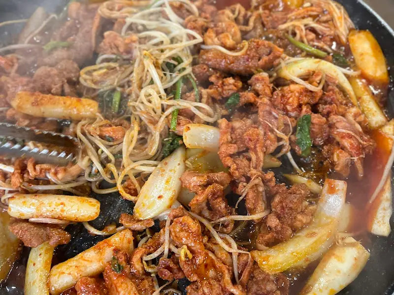 볶아지는 오리 주물럭