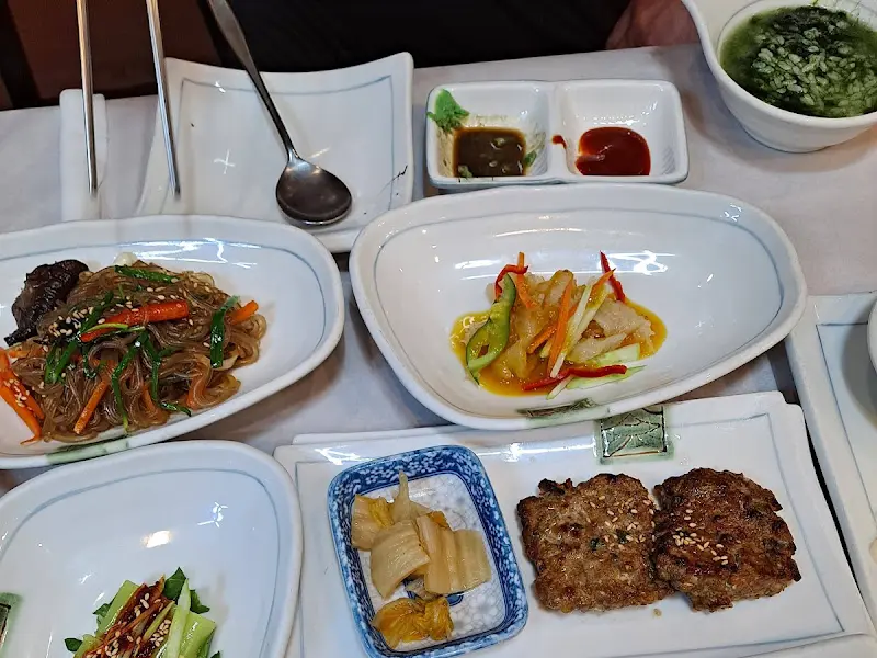 정갈하게 담긴 떡갈비와 잡채