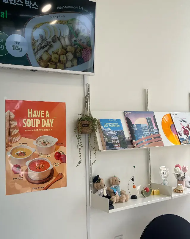 Poke All Day의 메뉴 안내와 아기자기한 인테리어