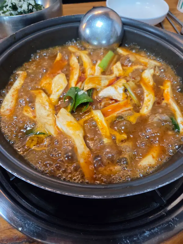 푸짐하게 담겨 나오는 등갈비찜