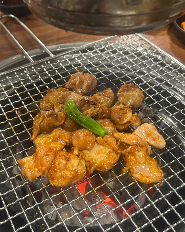 숯불 위에서 맛있게 익어가는 닭어깨살