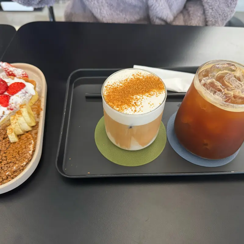 여백슈페너와 딸기 타르트