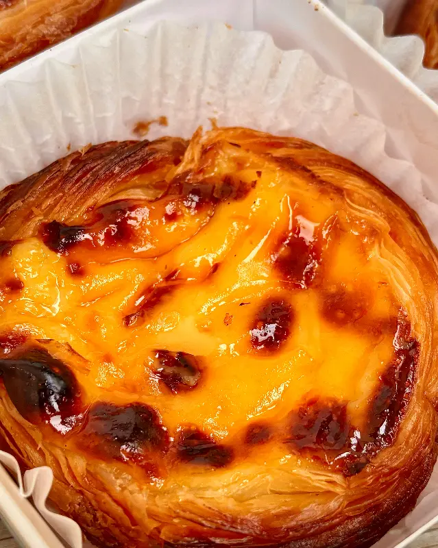 종이 포장 박스 안에 담긴 에그타르트의 클로즈업 모습