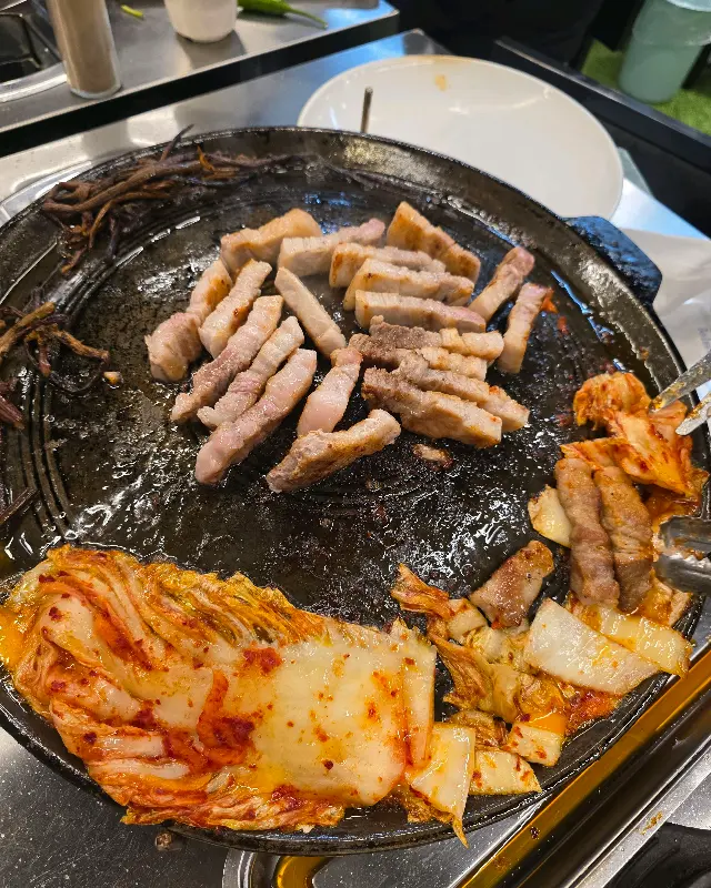 노릇하게 구워지는 삼겹살