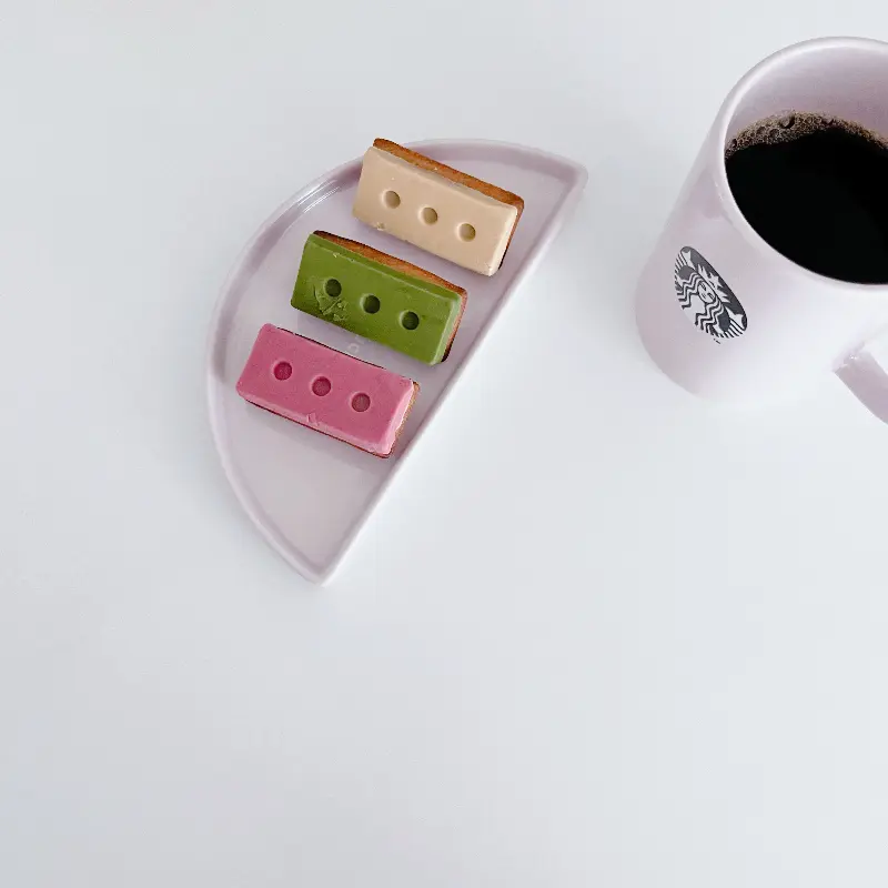 앙증맞은 세 가지 색상의 디저트