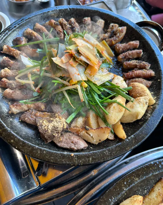 돌판 위에서 노릇하게 구워진 곱창, 대창, 막창, 염통