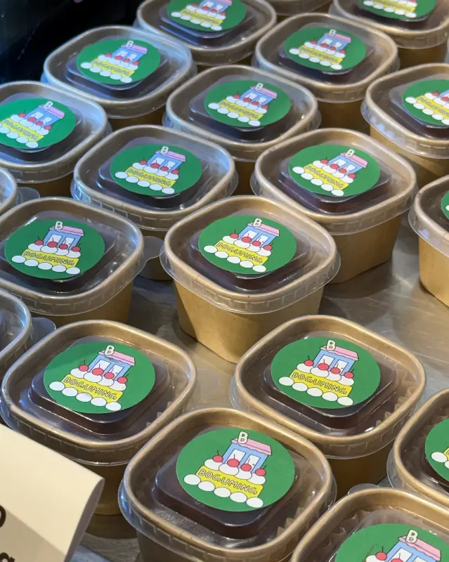 두바이 생딸기 보틀 케이크 클로즈업