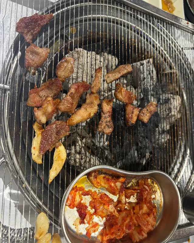 숯불 위에서 노릇하게 구워지는 고기