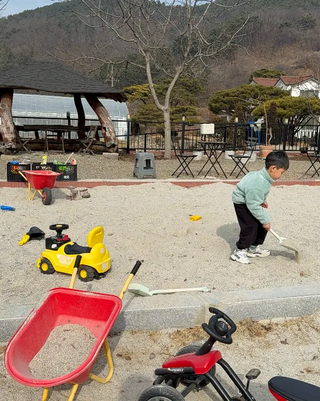 모래놀이장에서 놀고 있는 아이