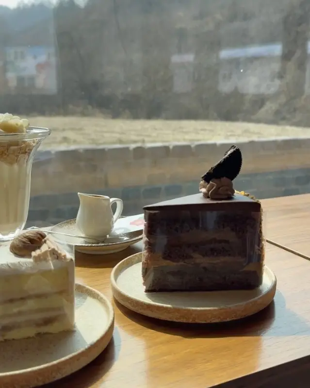 진흙 속에 피는 꽃과 인절미 케이크