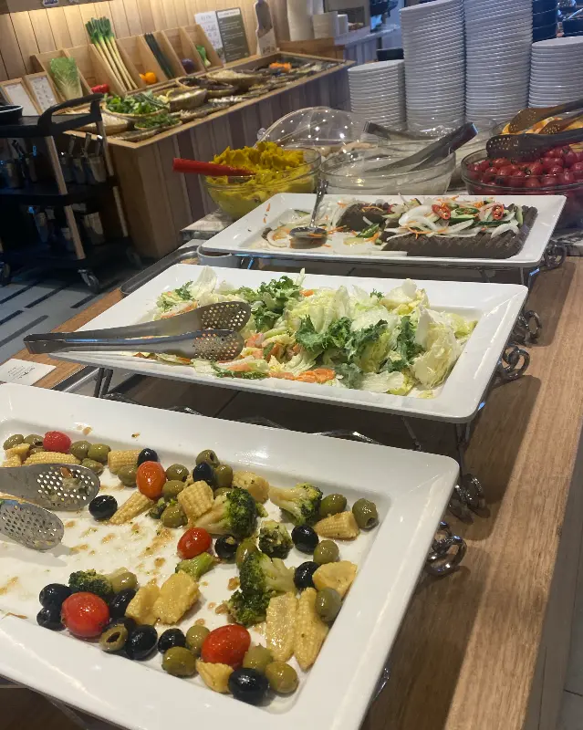 샐러드바의 다양한 메뉴들