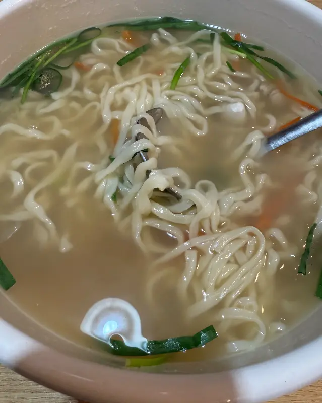 윤기가 흐르는 촉촉한 수육과 곁들여 먹기 좋은 김치가 함께 제공되어, 풍성한 식감을 자랑한다.