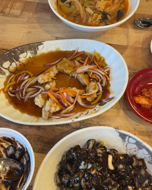 테이블 위에 놓인 짜장면, 짬뽕, 탕수육