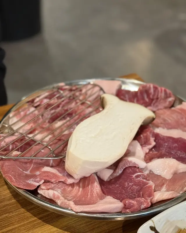 푸짐한 뒷고기 한 접시