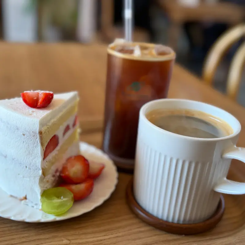 딸기 케이크와 커피