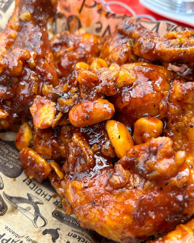 윤기가 흐르는 양념 치킨