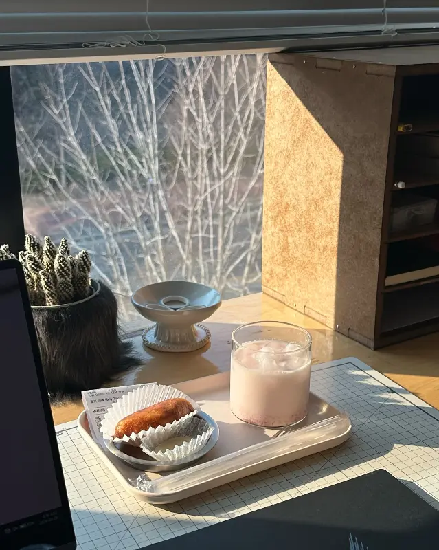 햇살이 가득한 창가 자리