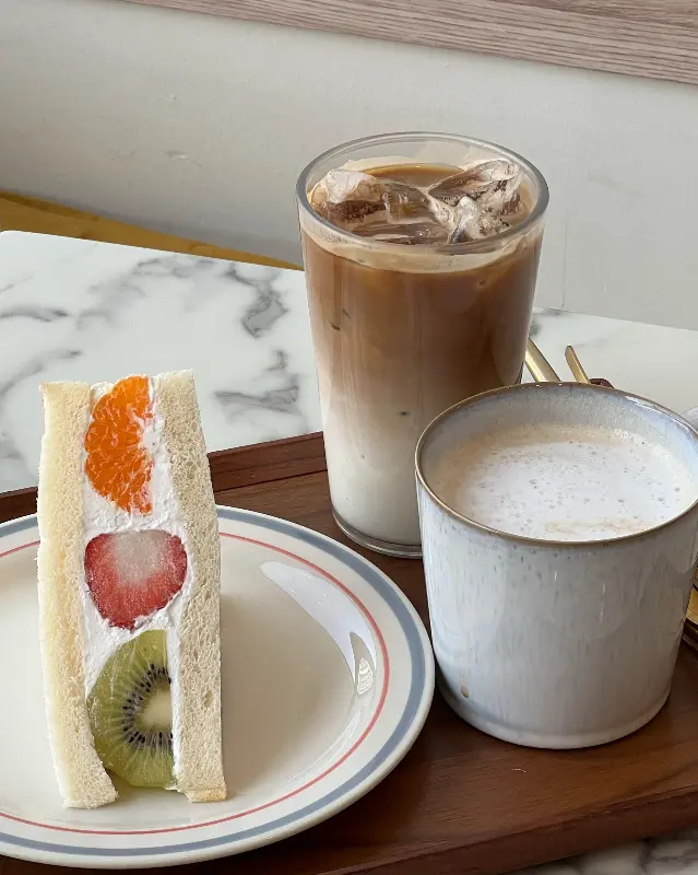 후르츠 산도와 라떼, 아이스 라떼가 함께 놓인 쟁반