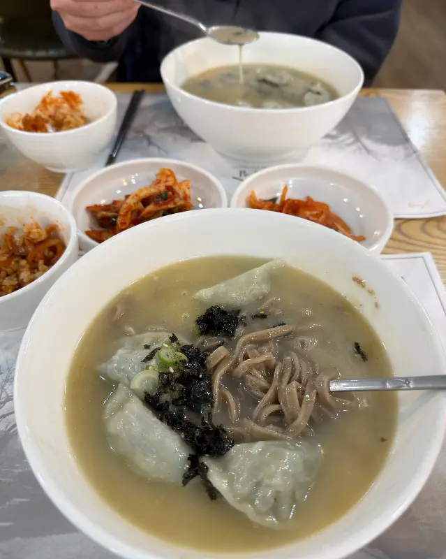 옹심이칼국수와 반찬
