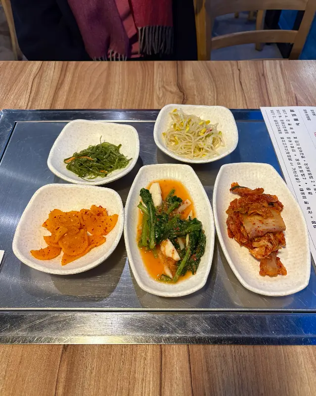 다양한 밑반찬들이 차려진 테이블