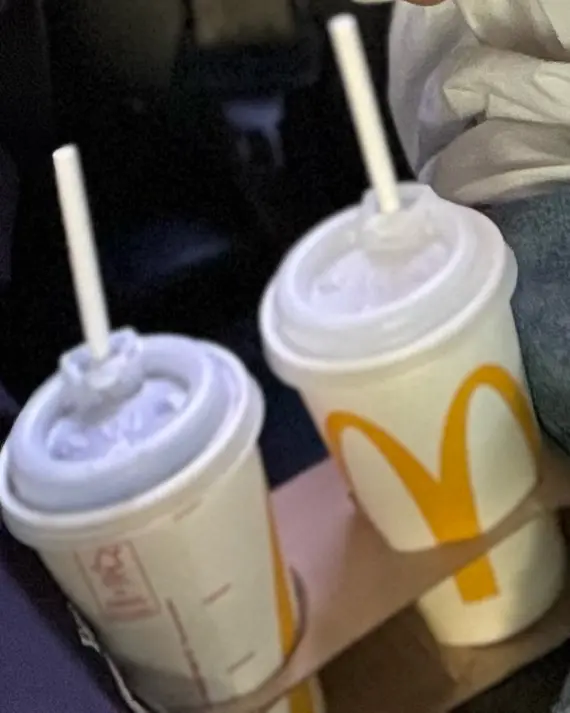 맥도날드 드라이브 스루에서 주문한 아이스크림 라떼 두 잔