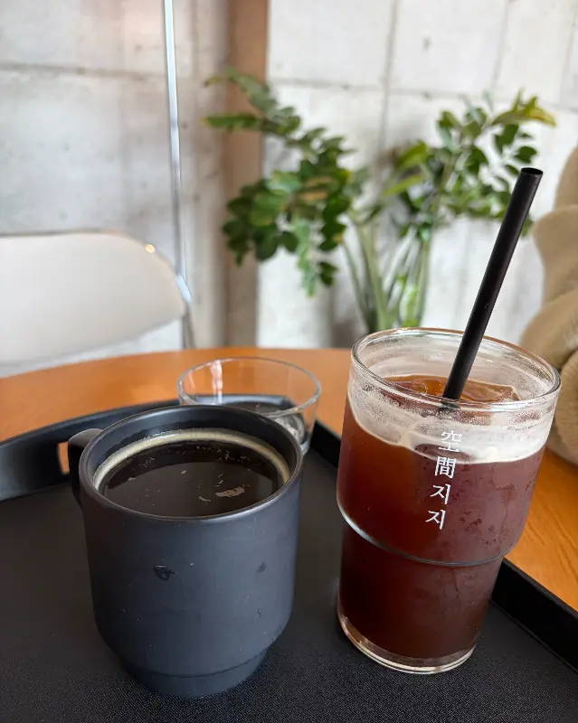 깔끔한 테이블 세팅과 음료