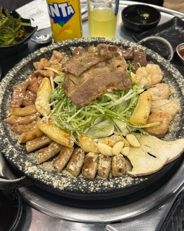 푸짐한 모듬곱창과 함께 즐거운 식사