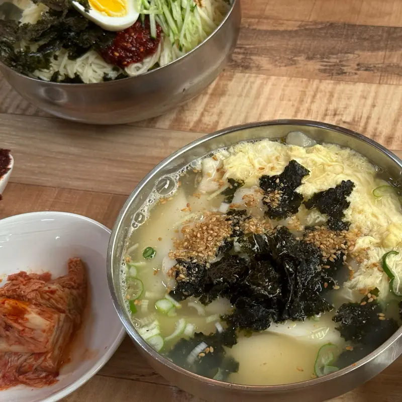 떡만두국과 비빔밀면