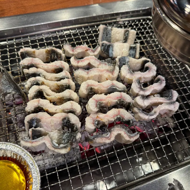 숯불 위에서 구워지는 장어
