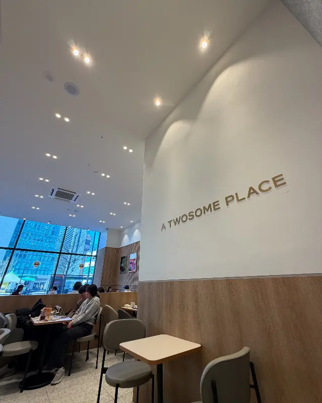 투썸플레이스 신설동역점 내부 모습