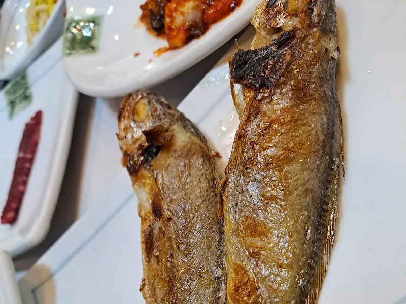 노릇하게 구워진 생선구이