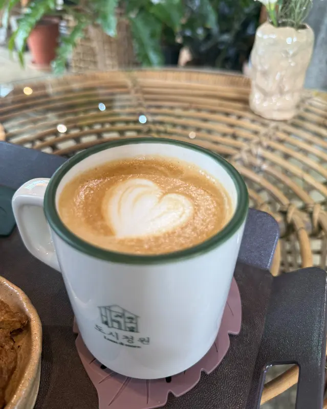 하트 모양 라떼 아트가 돋보이는 도시정원 라떼