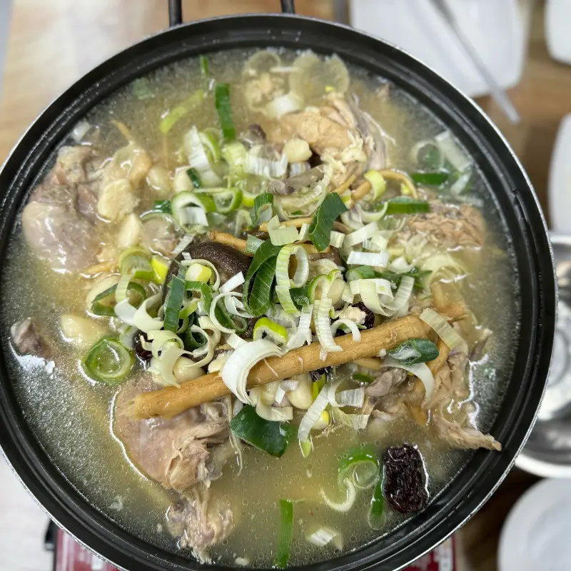 푸짐하게 담겨 나온 토종닭백숙