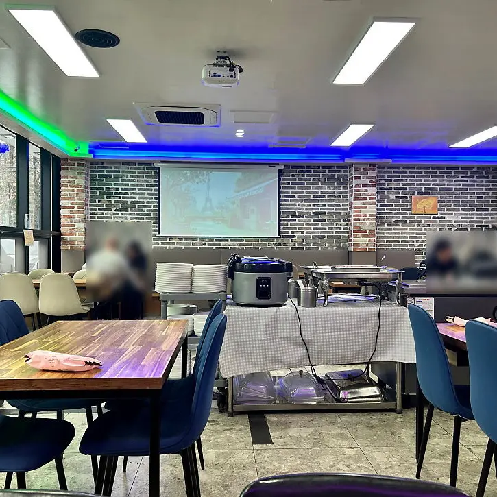 넓고 쾌적한 홀 내부