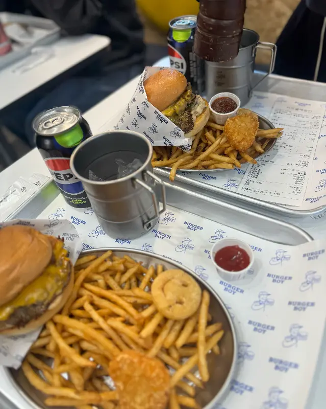 쟁반 위에 놓인 트러플 머쉬룸 버거와 감자튀김, 음료 사진