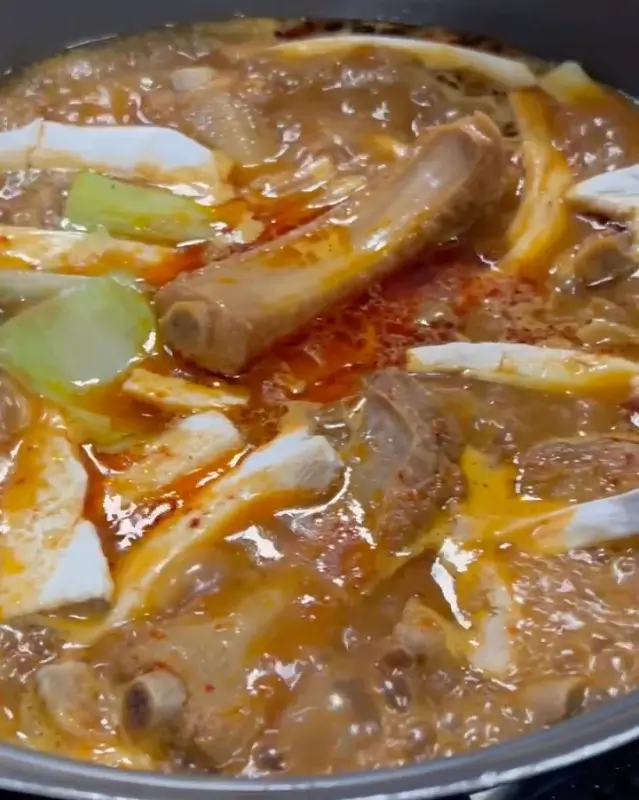 맛깔스러운 매운 등갈비찜의 자태