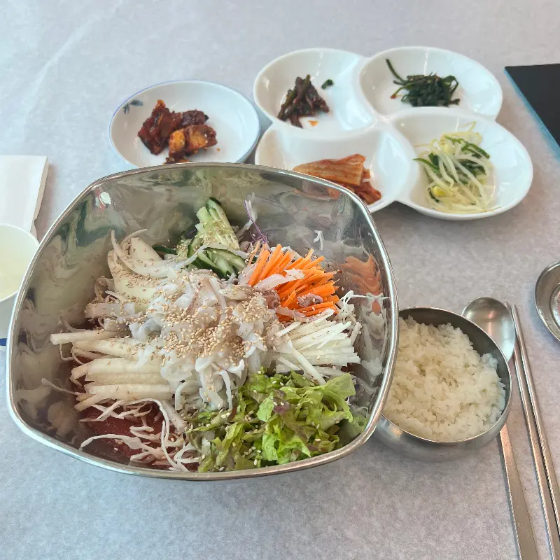 다채로운 야채가 들어간 물회