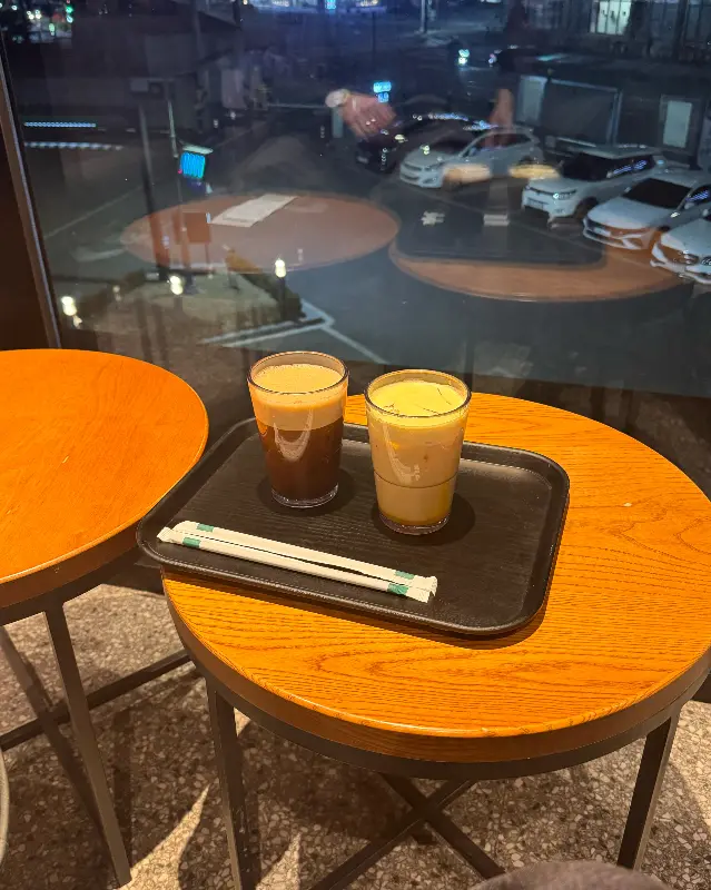 따뜻한 커피 두 잔